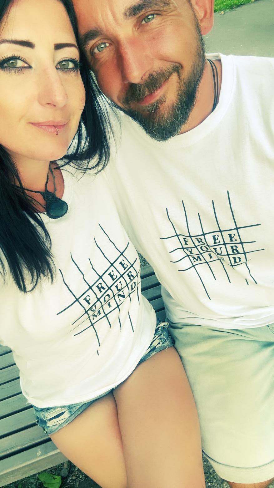 Minimal Vibes Gründerpaar – Streetwear inspiriert von Minimalismus, Techno & Kink, Berlin